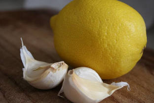 Aglio-limone-tintura-grande-aiutante-in-trattamento-delle-estensioni-vene