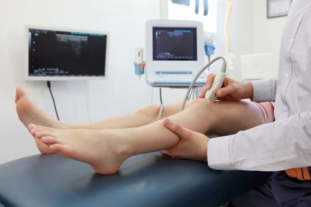 esame delle gambe prima dell'intervento per le vene varicose